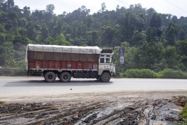 Katmandu, Nepal - 13 Temmuz 2018: Popüler renkli kamyon Nepal stili dekore edilmiştir. Kamyon taşıma nakliye şehirler Nepal arasında en popüler türüdür.