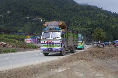 Katmandu, Nepal - 13 Temmuz 2018: Popüler renkli kamyon Nepal stili dekore edilmiştir. Kamyon taşıma nakliye şehirler Nepal arasında en popüler türüdür.