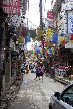 Katmandu, Nepal - 17 Temmuz 2018: Street Thamel bölgesinde, Katmandu. Thamel bir turist olan birçok otel, mağazalar ve restoranlar bir ilçedir.