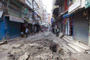 Katmandu, Nepal - 17 Temmuz 2018: Street Thamel bölgesinde, Katmandu. Thamel bir turist olan birçok otel, mağazalar ve restoranlar bir ilçedir.