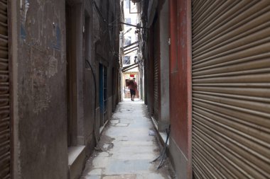 Katmandu, Nepal - 17 Temmuz 2018: Street Thamel bölgesinde, Katmandu. Thamel bir turist olan birçok otel, mağazalar ve restoranlar bir ilçedir.