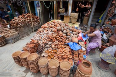 Katmandu, Nepal - 17 Temmuz 2018: Street Thamel bölgesinde, Katmandu. Thamel bir turist olan birçok otel, mağazalar ve restoranlar bir ilçedir.