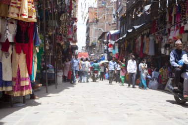 Katmandu, Nepal - 17 Temmuz 2018: Street Thamel bölgesinde, Katmandu. Thamel bir turist olan birçok otel, mağazalar ve restoranlar bir ilçedir.