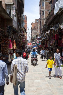 Katmandu, Nepal - 17 Temmuz 2018: Street Thamel bölgesinde, Katmandu. Thamel bir turist olan birçok otel, mağazalar ve restoranlar bir ilçedir.