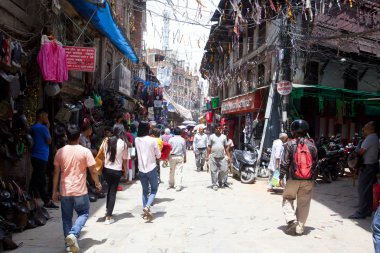 Katmandu, Nepal - 17 Temmuz 2018: Street Thamel bölgesinde, Katmandu. Thamel bir turist olan birçok otel, mağazalar ve restoranlar bir ilçedir.