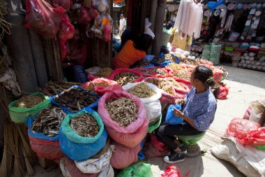 Katmandu, Nepal - 17 Temmuz 2018: aperatifler Thamel bölgesinde, Katmandu yerel pazarda satış kimliği belirsiz Nepal kişi. Thamel turistik birçok otel, Hediyelik eşya mağazaları, lokanta olan ilçedir.