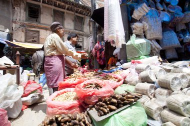 Katmandu, Nepal - 17 Temmuz 2018: aperatifler Thamel bölgesinde, Katmandu yerel pazarda satış kimliği belirsiz Nepal kişi. Thamel turistik birçok otel, Hediyelik eşya mağazaları, lokanta olan ilçedir.