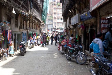 Katmandu, Nepal - 17 Temmuz 2018: Street Thamel bölgesinde, Katmandu. Thamel bir turist olan birçok otel, mağazalar ve restoranlar bir ilçedir.