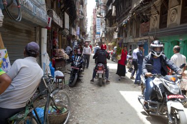 Katmandu, Nepal - 17 Temmuz 2018: Street Thamel bölgesinde, Katmandu. Thamel bir turist olan birçok otel, mağazalar ve restoranlar bir ilçedir.