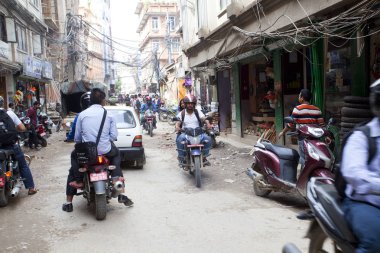 Katmandu, Nepal - 17 Temmuz 2018: Street Thamel bölgesinde, Katmandu. Thamel bir turist olan birçok otel, mağazalar ve restoranlar bir ilçedir.