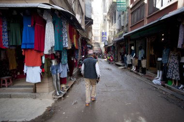 Katmandu, Nepal - 17 Temmuz 2018: Street Thamel bölgesinde, Katmandu. Thamel bir turist olan birçok otel, mağazalar ve restoranlar bir ilçedir.