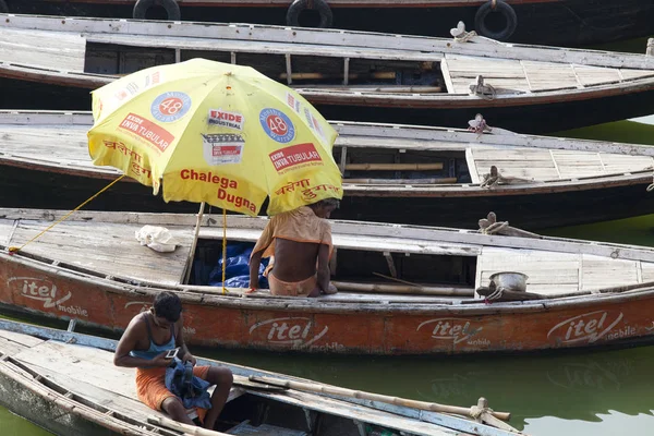 Varanasi Uttar Pradesh Inde Juillet 2018 Bateaux Avec Pèlerins Arrivant — Photo