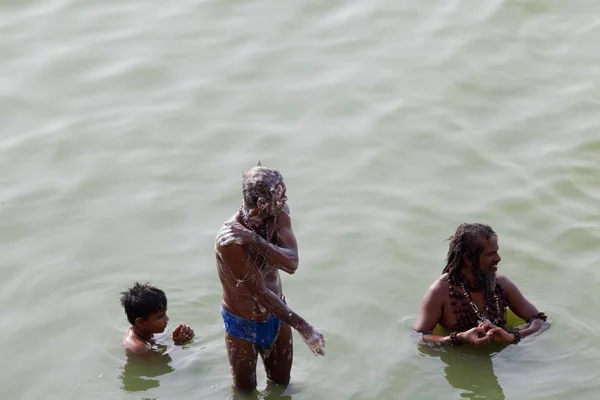 Varanasi Uttar Pradesh Indie Července 2018 Poutníci Koupání Provádění Rituálu — Stock fotografie