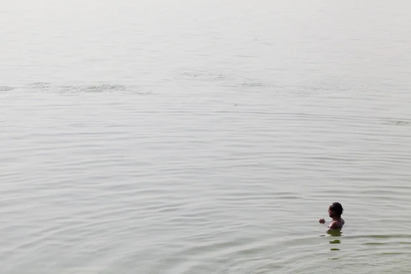 Varanasi Uttar Pradesh India Luglio 2018 Pellegrini Che Fanno Bagno — Foto Stock