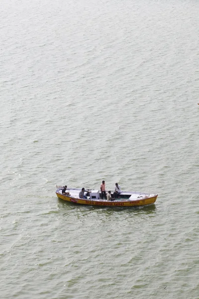 Varanasi Uttar Pradesh Índia Julho 2018 Barcos Com Peregrinos Que — Fotografia de Stock