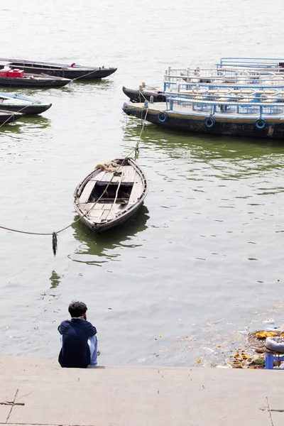 Varanasi Uttar Pradesh India Julio 2018 Antiguos Barcos Madera Amarrados — Foto de Stock