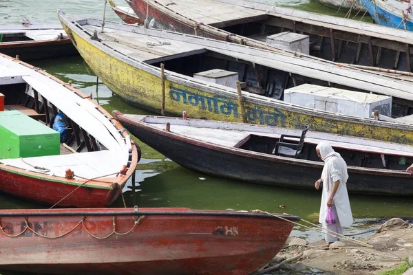 Varanasi Uttar Pradesh India Julio 2018 Antiguos Barcos Madera Amarrados — Foto de Stock