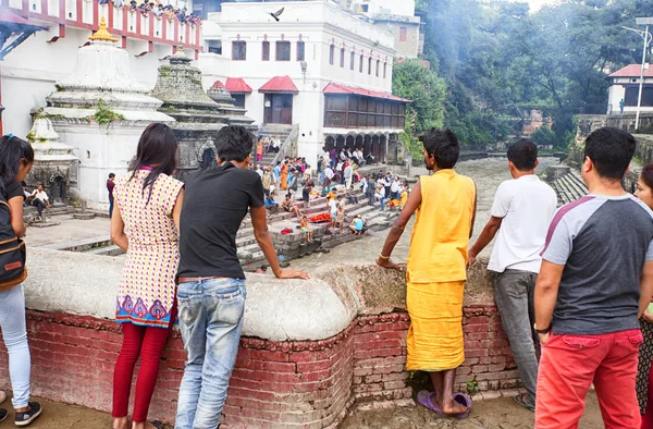 尼泊尔加德满都 2018年7月12日 寺庙火葬场帕斯帕提那 人们认为火葬会给人一种精神上的重生 — 图库照片