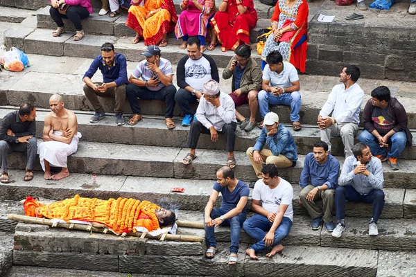 Katmandu Nepal Temmuz 2018 Tapınak Krematoryum Pashupatinath Nsanlar Kremasyon Manevi — Stok fotoğraf