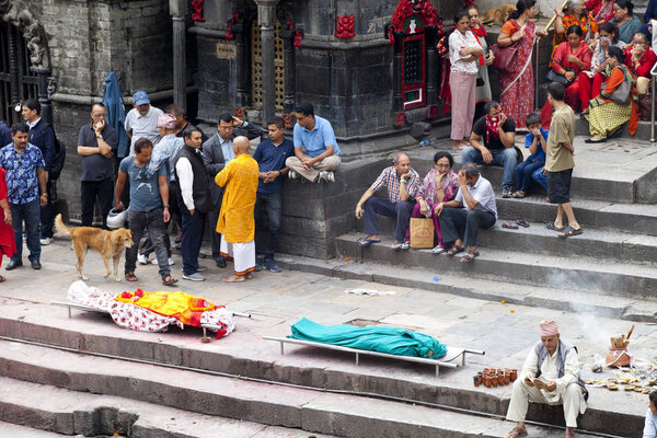 KATHMANDU, NEPAL - 12 июля 2018 года: Temple crematorium Pashupatinath. Люди верят, что кремация даст духовное возрождение
.