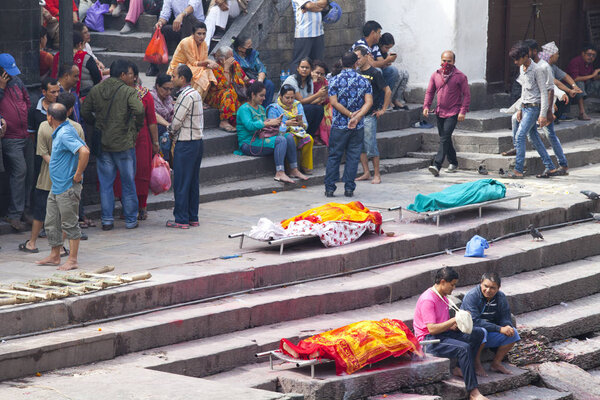 KATHMANDU, NEPAL - 12 июля 2018 года: Temple crematorium Pashupatinath. Люди верят, что кремация даст духовное возрождение
.