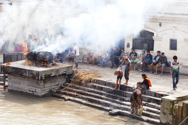 Katmandu Nepal Temmuz 2018 Tapınak Krematoryum Pashupatinath Nsanlar Kremasyon Manevi — Stok fotoğraf