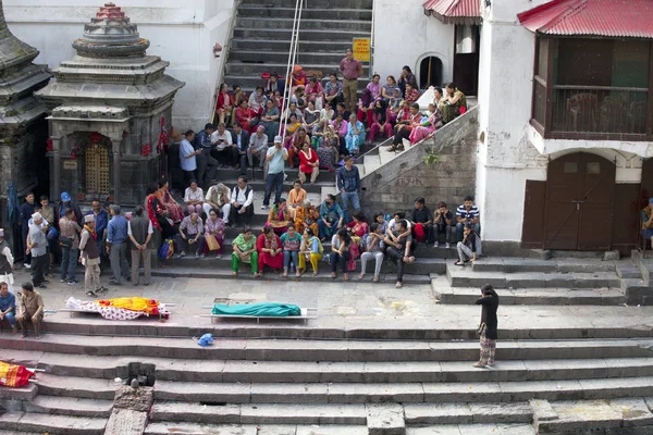 Katmandu Nepal Temmuz 2018 Tapınak Krematoryum Pashupatinath Nsanlar Kremasyon Manevi — Stok fotoğraf