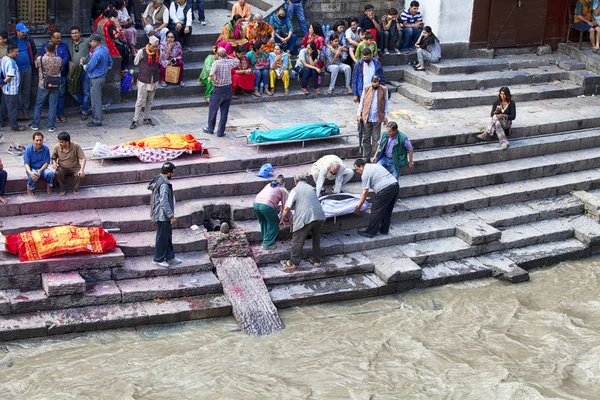 Katmandu Nepal Temmuz 2018 Tapınak Krematoryum Pashupatinath Nsanlar Kremasyon Manevi — Stok fotoğraf