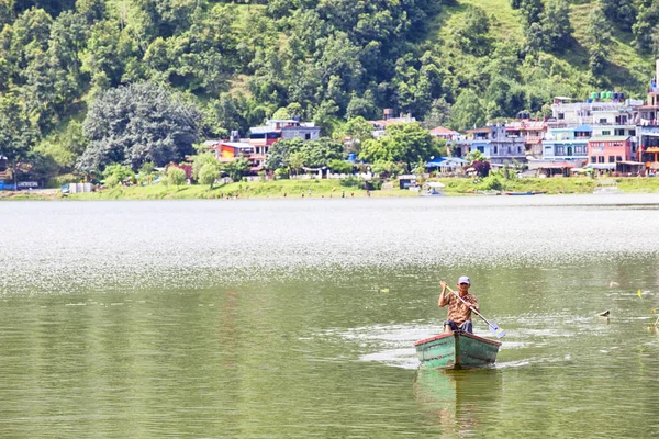 尼泊尔博克拉费瓦湖上的小木船 — 图库照片