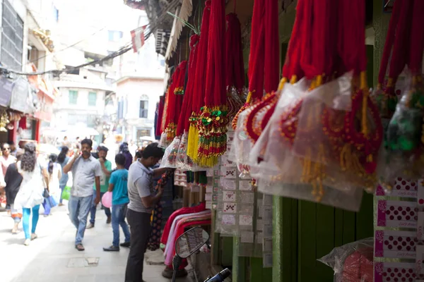 尼泊尔加德满都 2018年7月17日 加德满都 Thamel 区的街道 Thamel 是一个旅游区与许多旅馆 商店和餐馆 — 图库照片