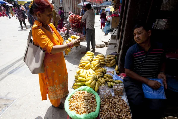 Катхманду Непал Июля 2018 Года Неизвестный Непальский Гражданин Продающий Закуски — стоковое фото