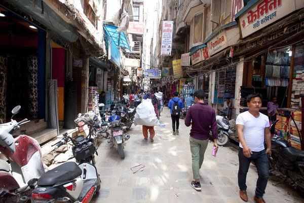 KATHMANDU, NEPAL - 17 июля 2018 года: Street in the Thamel district, Kathmandu. Тамель - туристический район с множеством отелей, магазинов и ресторанов
.