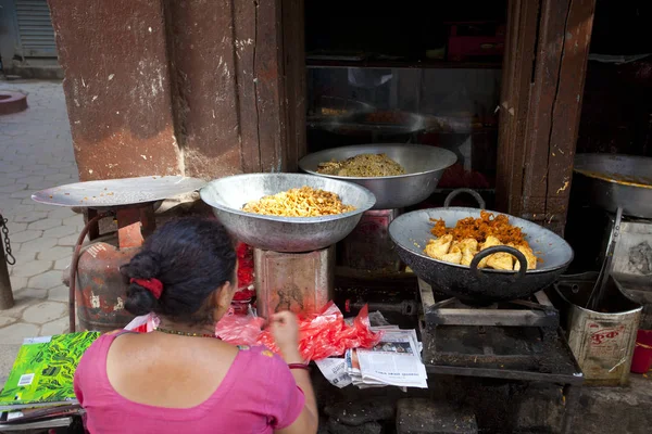 Kathmandu Nepal Juli 2018 Unbekannte Nepal Person Verkauft Snacks Auf — Stockfoto