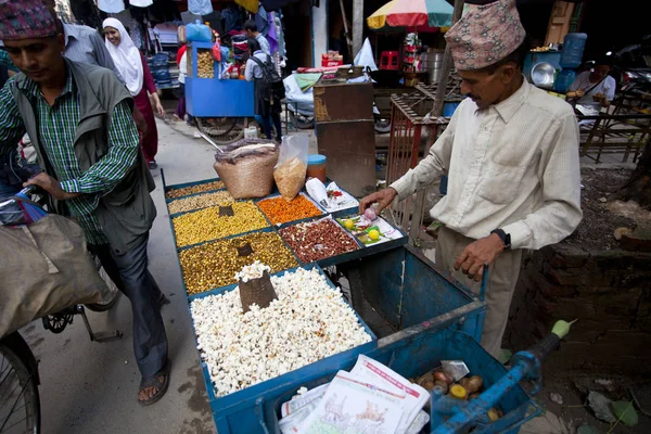 Kathmandu Nepal Lipca 2018 Niezidentyfikowany Nepalu Osoba Sprzedająca Przekąski Lokalnym — Zdjęcie stockowe