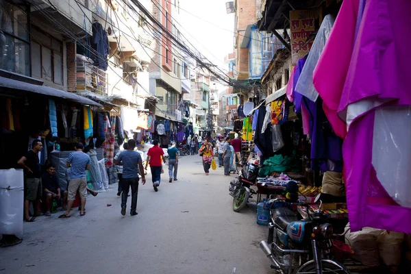 尼泊尔加德满都 2018年7月17日 加德满都 Thamel 区的街道 Thamel 是一个旅游区与许多旅馆 商店和餐馆 — 图库照片