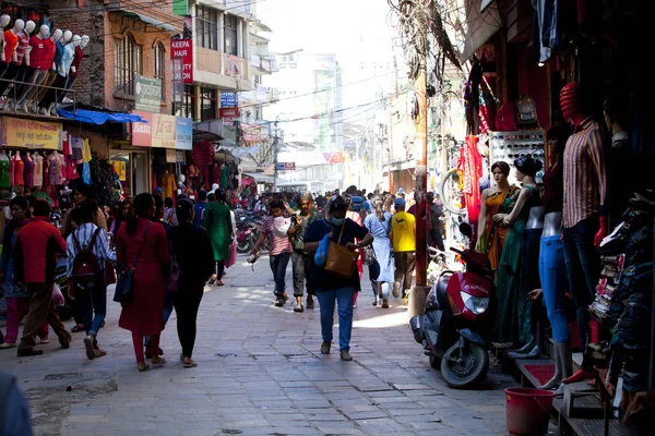 尼泊尔加德满都 2018年7月17日 加德满都 Thamel 区的街道 Thamel 是一个旅游区与许多旅馆 商店和餐馆 — 图库照片