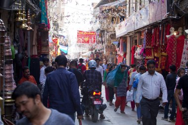 Katmandu, Nepal - 17 Temmuz 2018: Street Thamel bölgesinde, Katmandu. Thamel bir turist olan birçok otel, mağazalar ve restoranlar bir ilçedir.