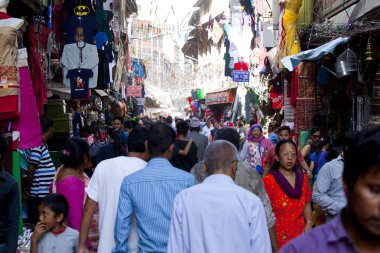 Katmandu, Nepal - 17 Temmuz 2018: Street Thamel bölgesinde, Katmandu. Thamel bir turist olan birçok otel, mağazalar ve restoranlar bir ilçedir.