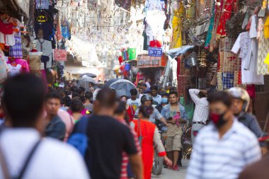Katmandu, Nepal - 17 Temmuz 2018: Street Thamel bölgesinde, Katmandu. Thamel bir turist olan birçok otel, mağazalar ve restoranlar bir ilçedir.