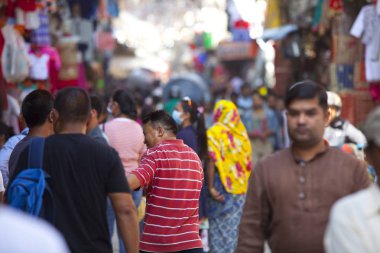 Katmandu, Nepal - 17 Temmuz 2018: Street Thamel bölgesinde, Katmandu. Thamel bir turist olan birçok otel, mağazalar ve restoranlar bir ilçedir.
