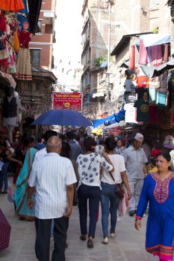 Katmandu, Nepal - 17 Temmuz 2018: Street Thamel bölgesinde, Katmandu. Thamel bir turist olan birçok otel, mağazalar ve restoranlar bir ilçedir.