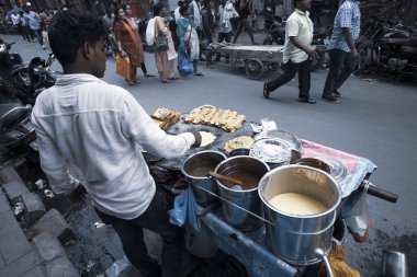Yeni Delhi, Hindistan - 18 Temmuz 2018: Rickshaws, motosiklet, kalabalık sokak trafik ve ana ın Bazaarı ya da Paharganj ile kalabalık sokak görünümüne