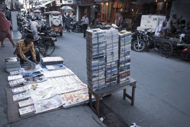 Yeni Delhi, Hindistan - 18 Temmuz 2018: Rickshaws, motosiklet, kalabalık sokak trafik ve ana ın Bazaarı ya da Paharganj ile kalabalık sokak görünümüne