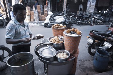 Yeni Delhi, Hindistan - 18 Temmuz 2018: Rickshaws, motosiklet, kalabalık sokak trafik ve ana ın Bazaarı ya da Paharganj ile kalabalık sokak görünümüne