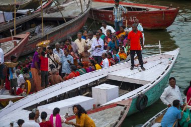 Varanasi, Uttar Pradesh, Hindistan - 7 Temmuz 2018: banyo ve ritüel su kutsal Ganj Nehri, sabahın erken saatlerinde gerçekleştirme hacılar