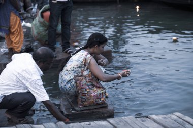Varanasi, Uttar Pradesh, Hindistan - 7 Temmuz 2018: banyo ve ritüel su kutsal Ganj Nehri, sabahın erken saatlerinde gerçekleştirme hacılar
