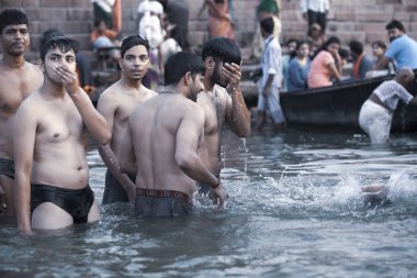 Varanasi, Uttar Pradesh, Hindistan - 7 Temmuz 2018: banyo ve ritüel su kutsal Ganj Nehri, sabahın erken saatlerinde gerçekleştirme hacılar