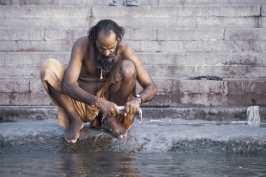 Varanasi, Uttar Pradesh, Hindistan - 7 Temmuz 2018: banyo ve ritüel su kutsal Ganj Nehri, sabahın erken saatlerinde gerçekleştirme Pilgrim