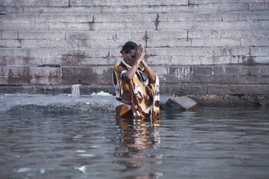 Varanasi, Uttar Pradesh, Hindistan - 7 Temmuz 2018: banyo ve ritüel su kutsal Ganj Nehri, sabahın erken saatlerinde gerçekleştirme Pilgrim