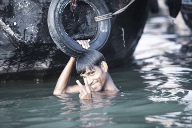 Varanasi, Uttar Pradesh, Hindistan - 7 Temmuz 2018: banyo ve ritüel su kutsal Ganj Nehri, sabahın erken saatlerinde gerçekleştirme Pilgrim